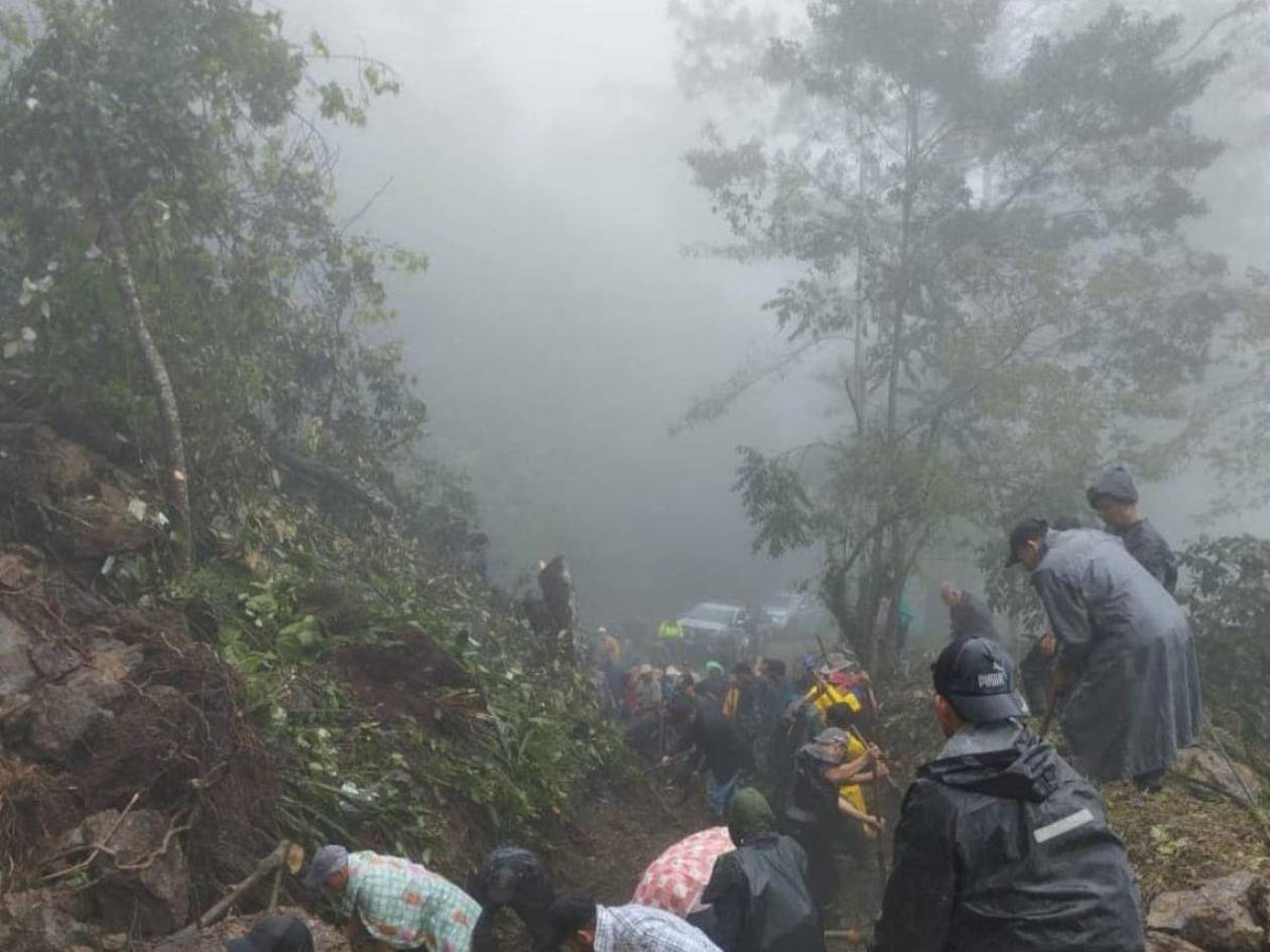 De rodillas pobladores del Merendón por intensas lluvias y derrumbes en comunidades