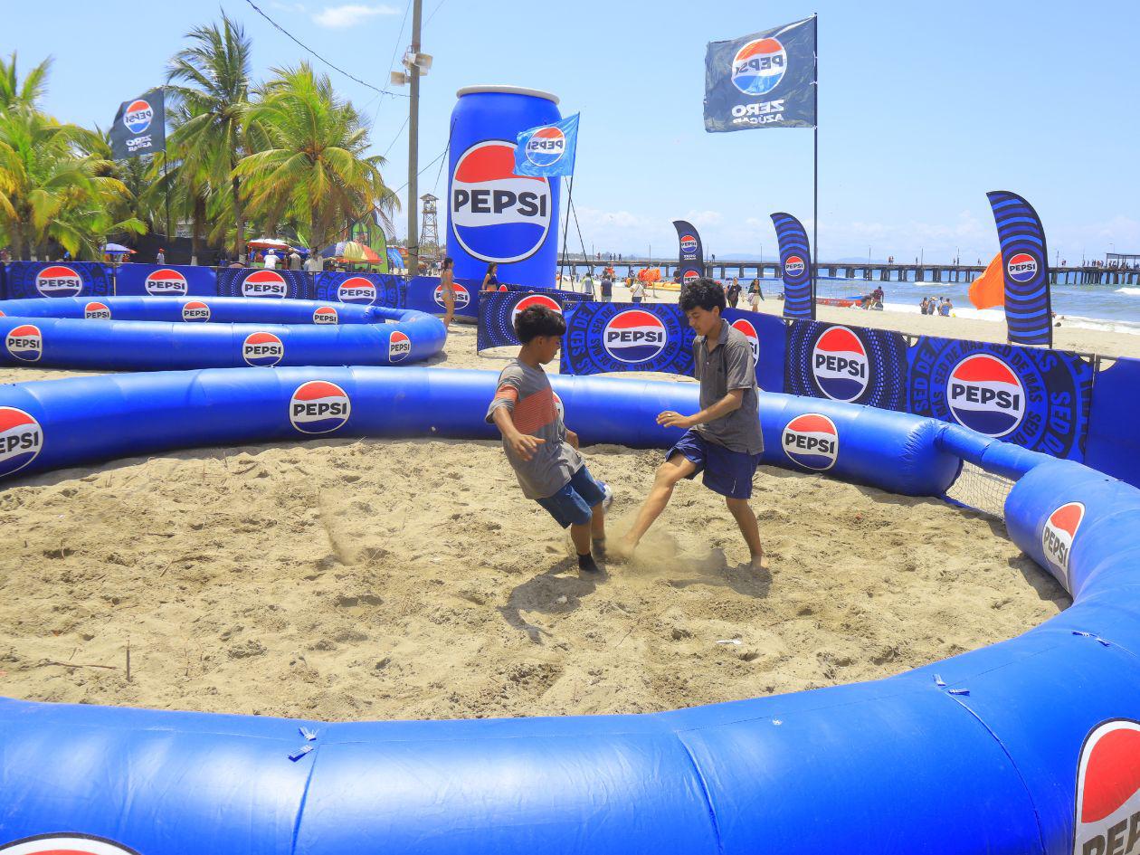 A jugar fútbol de playa con Pepsi este verano 2025