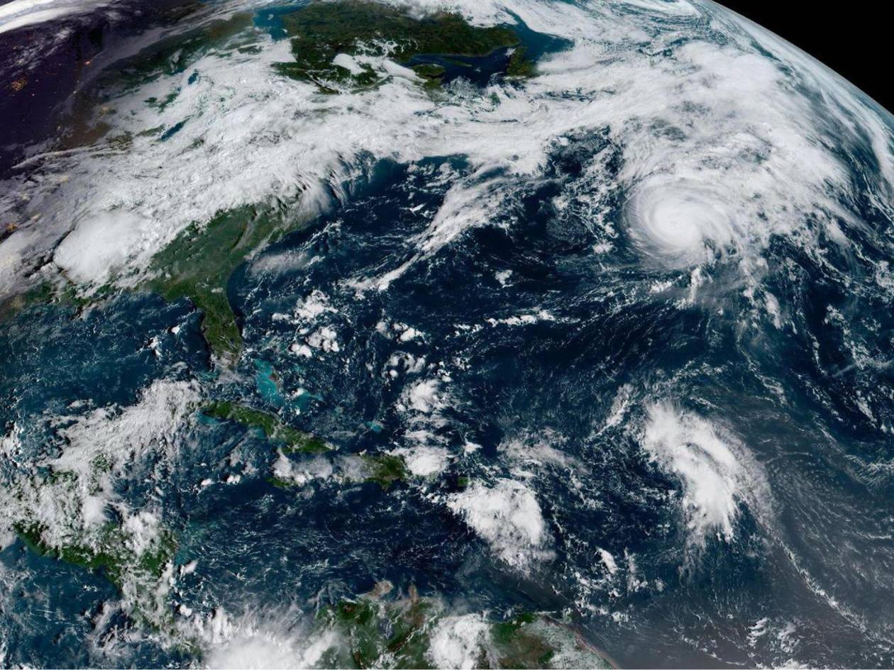 Gabrielle se debilita mientras EEUU vigila dos tormentas en su dirección