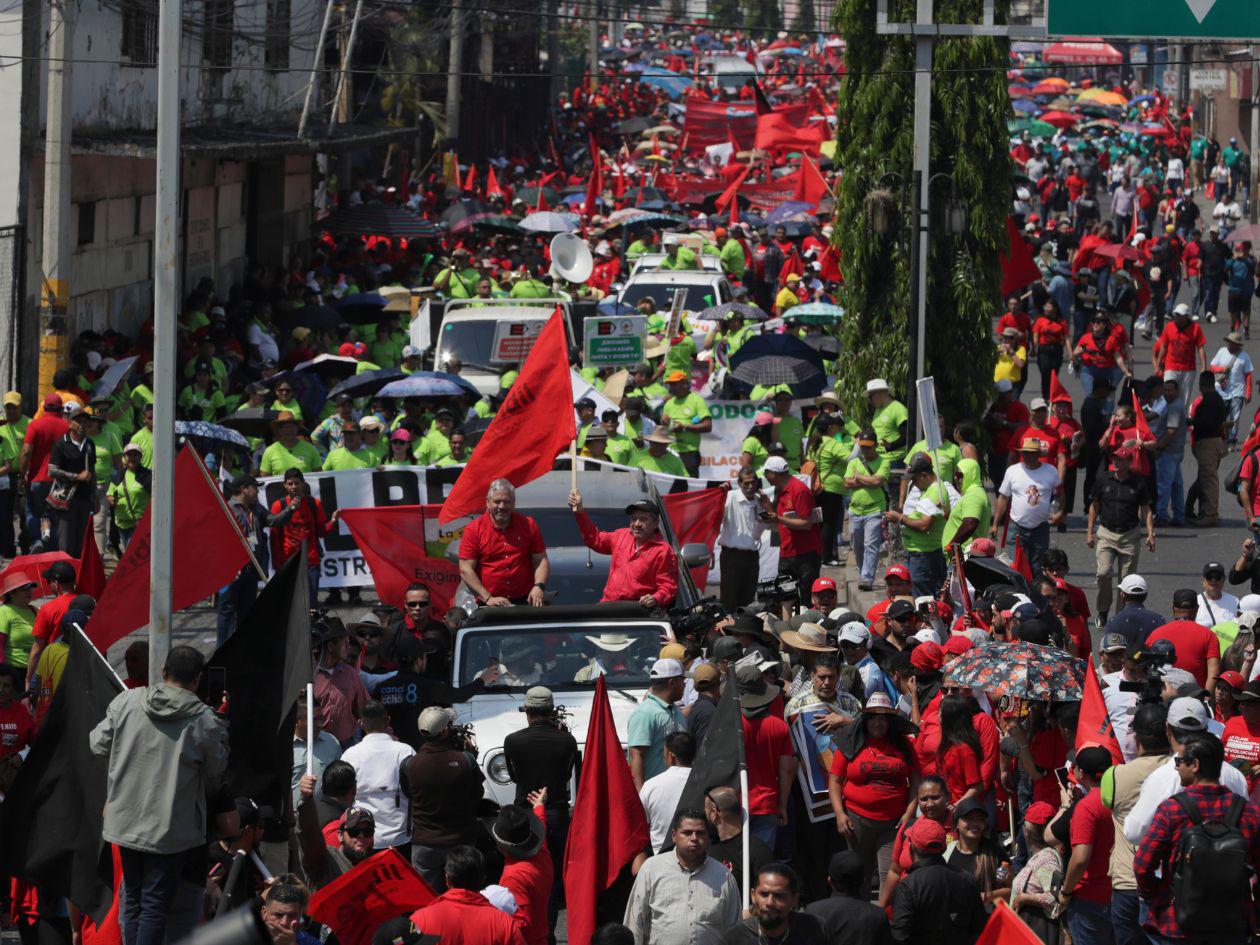Marcha de obreros silenciada por la politización de Libre