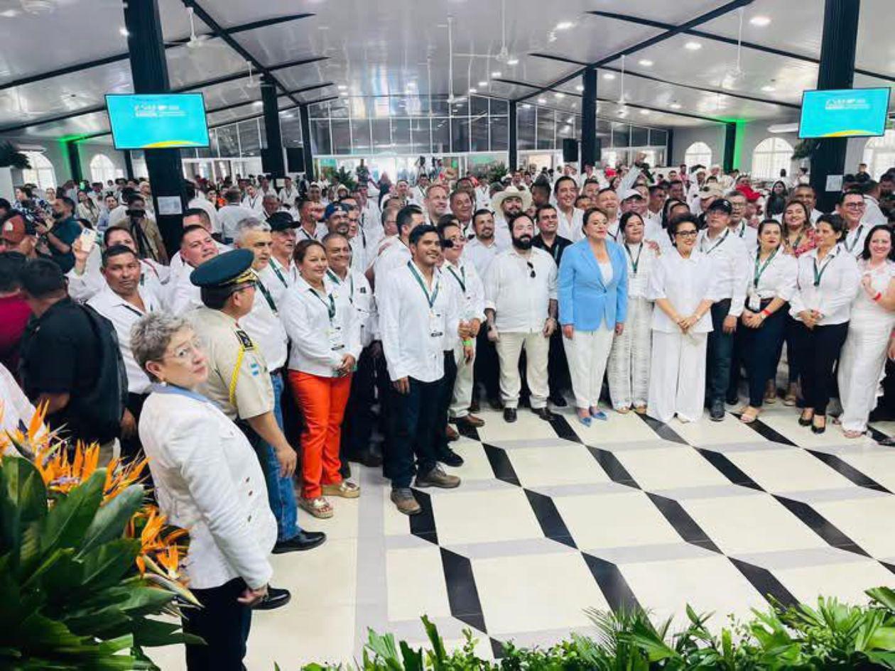 Xiomara Castro pide el voto para Rixi durante asamblea de la Amhon en Roatán