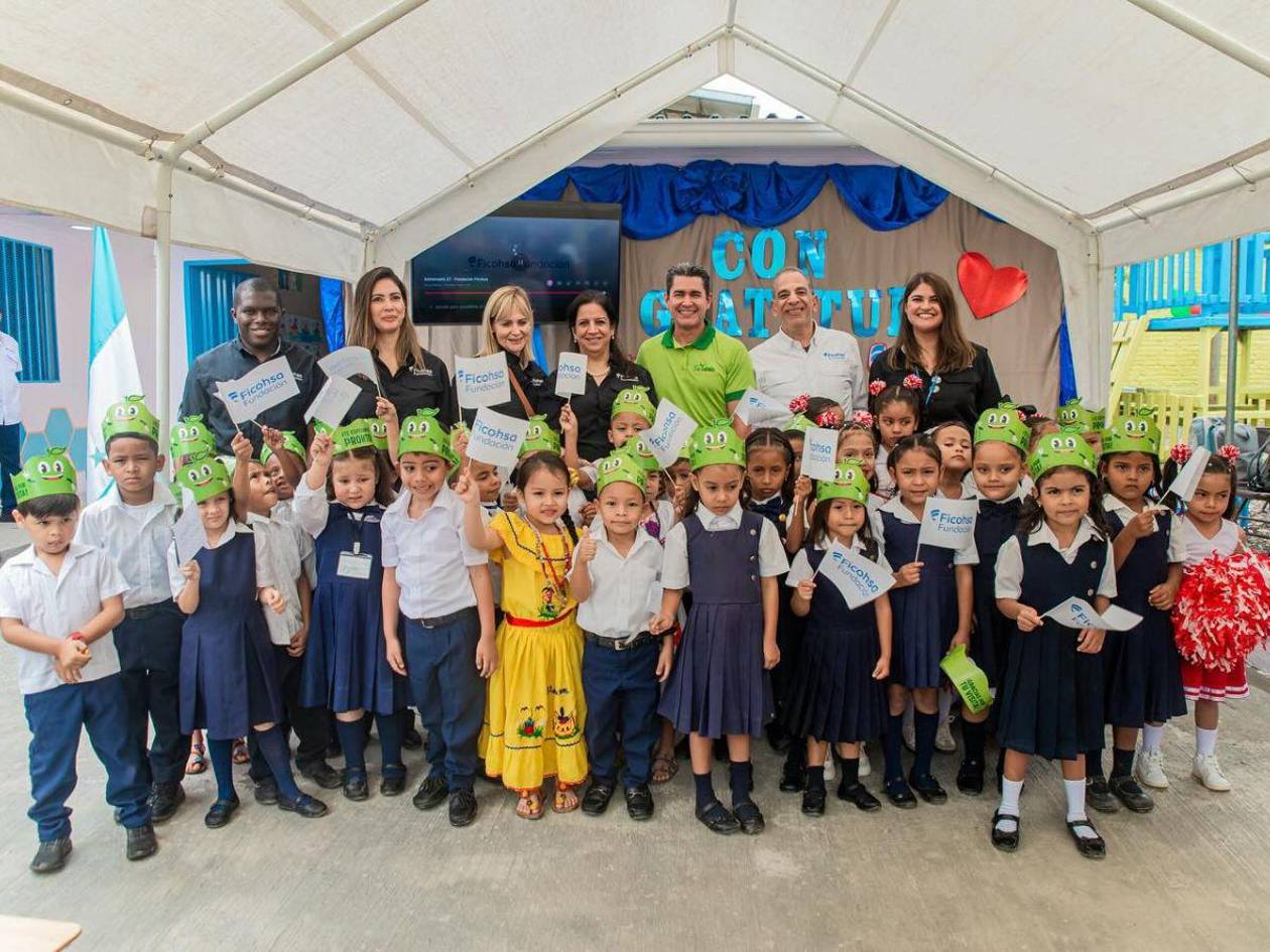 Fundación Ficohsa y Supermercados La Colonia reinauguran el Centro Edu. David Corea en Talanga