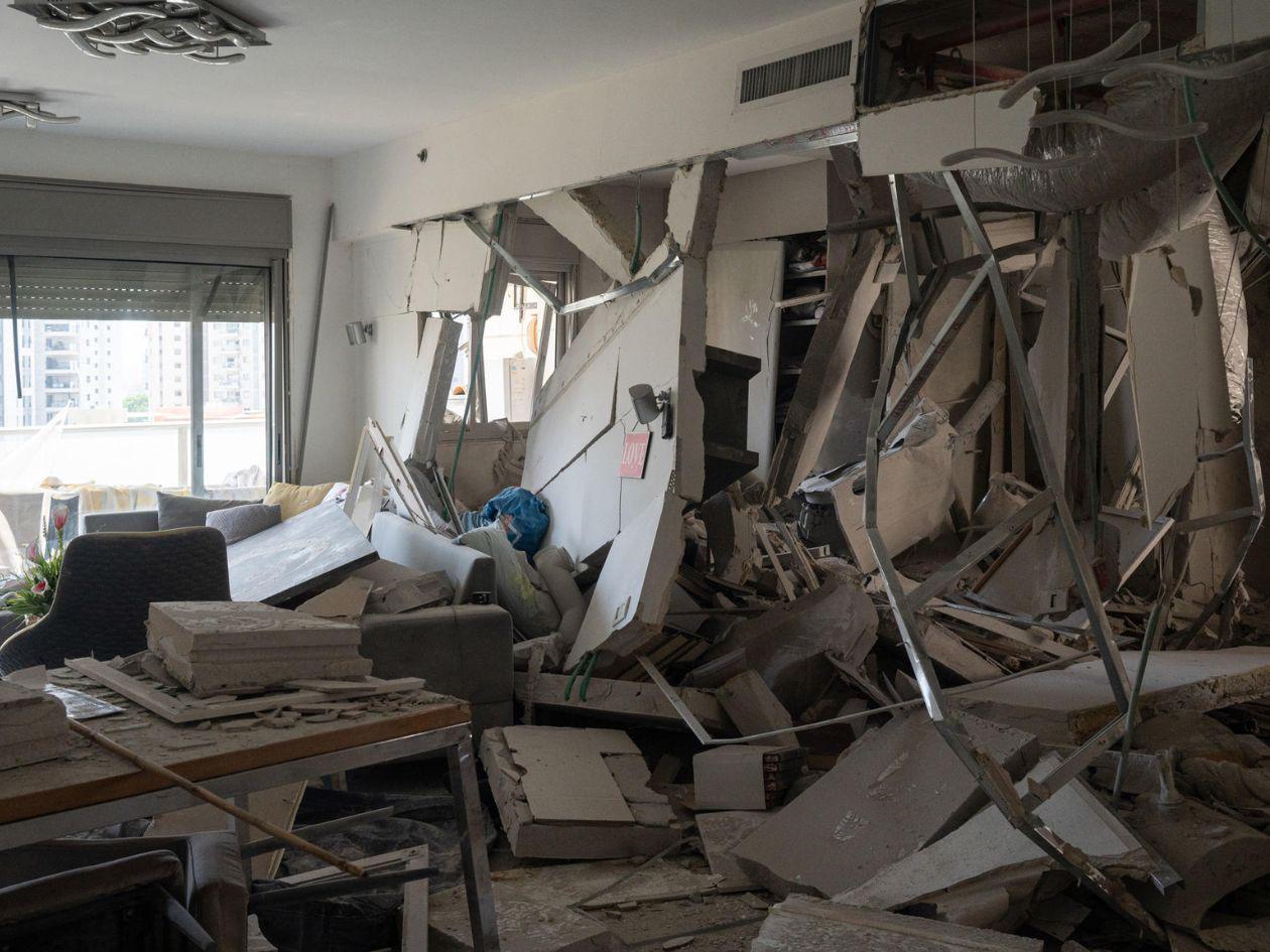 Daños en uno de los edificios residenciales alcanzados en Petah Tikva. Algunos extranjeros lograron salir por tierra, ya que el aeropuerto de TelAviv fue cerrado desde el primer día.