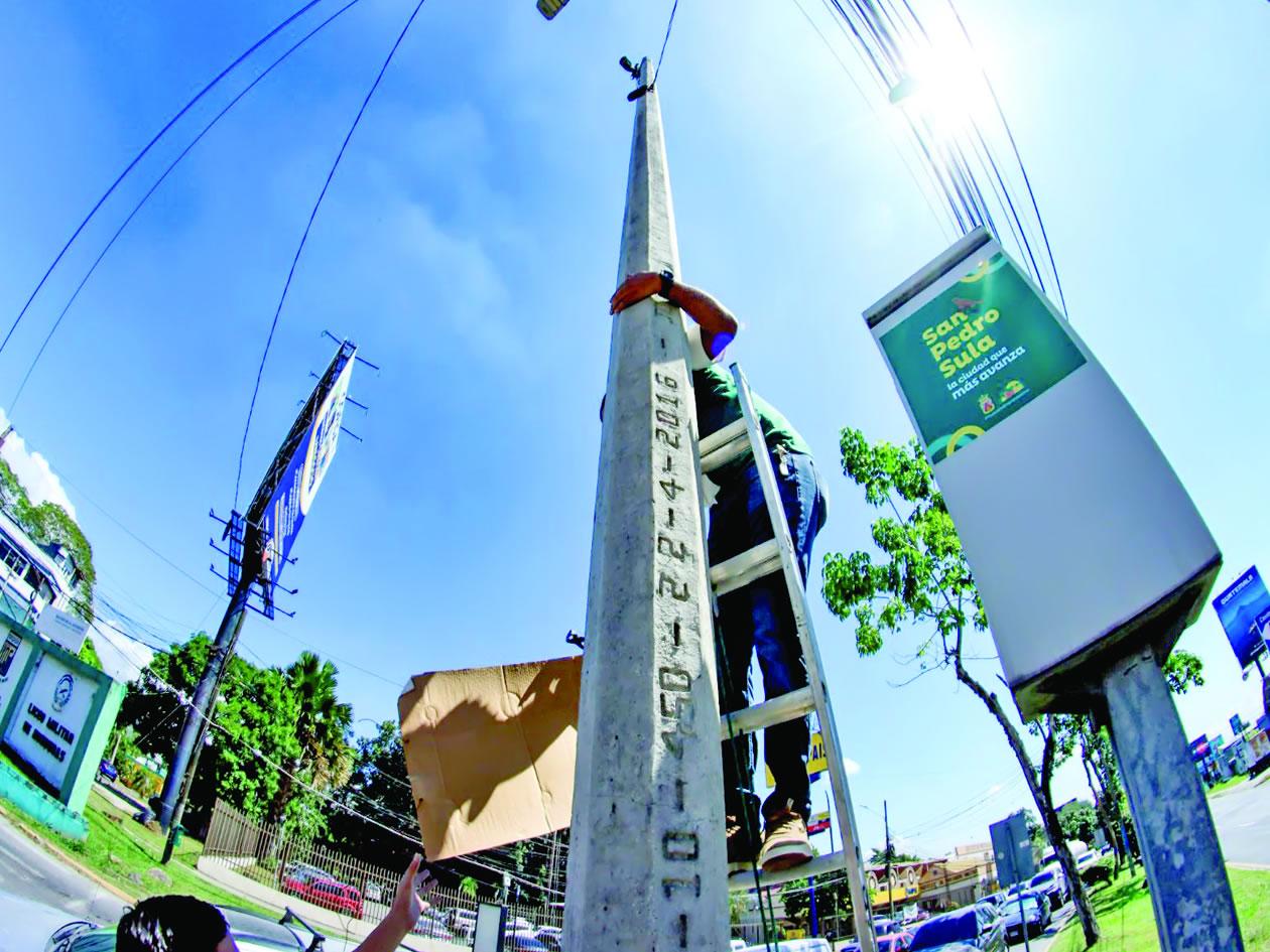 Comienzan a instalar semáforos inteligentes en 30 intersecciones