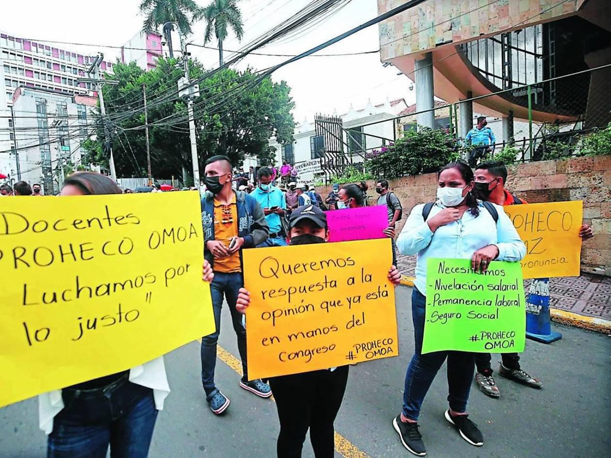 Maestros Proheco paralizan labores y exigen a Seduc y Finanzas el pago inmediato de salarios