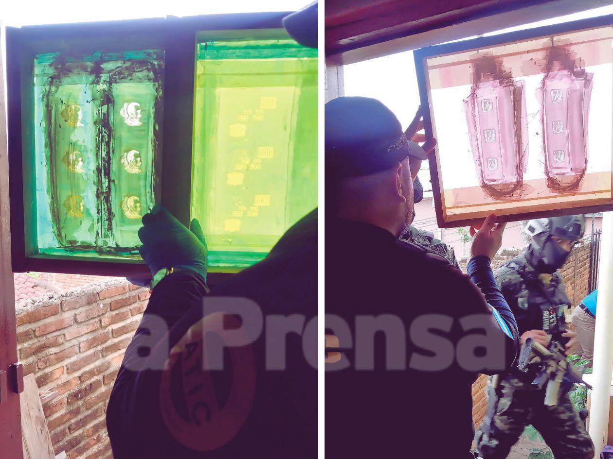 Agentes muestran las láminas entintadas usadas para acuñar billetes falsos.