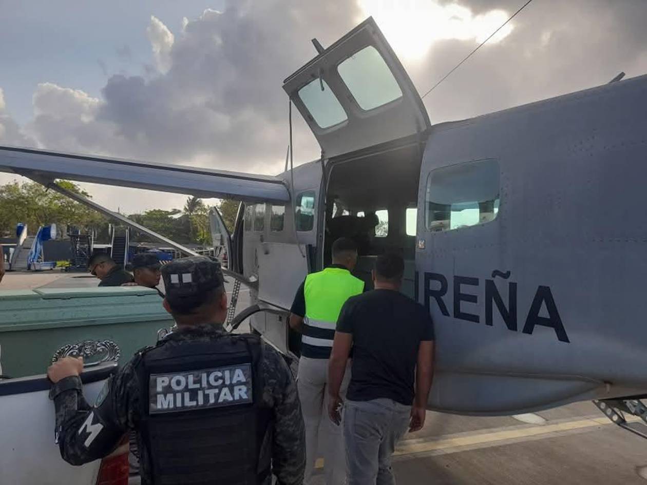 Trasladan a SPS cuerpos de víctimas del accidente aéreo en Roatán