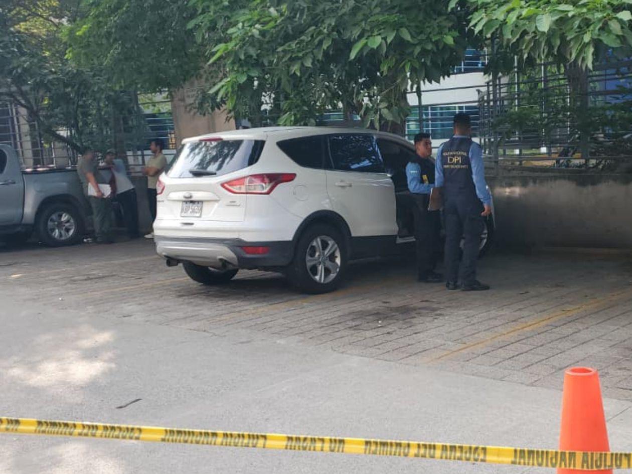 Hombre muere en su carro tras salir de entrenar de un gimnasio