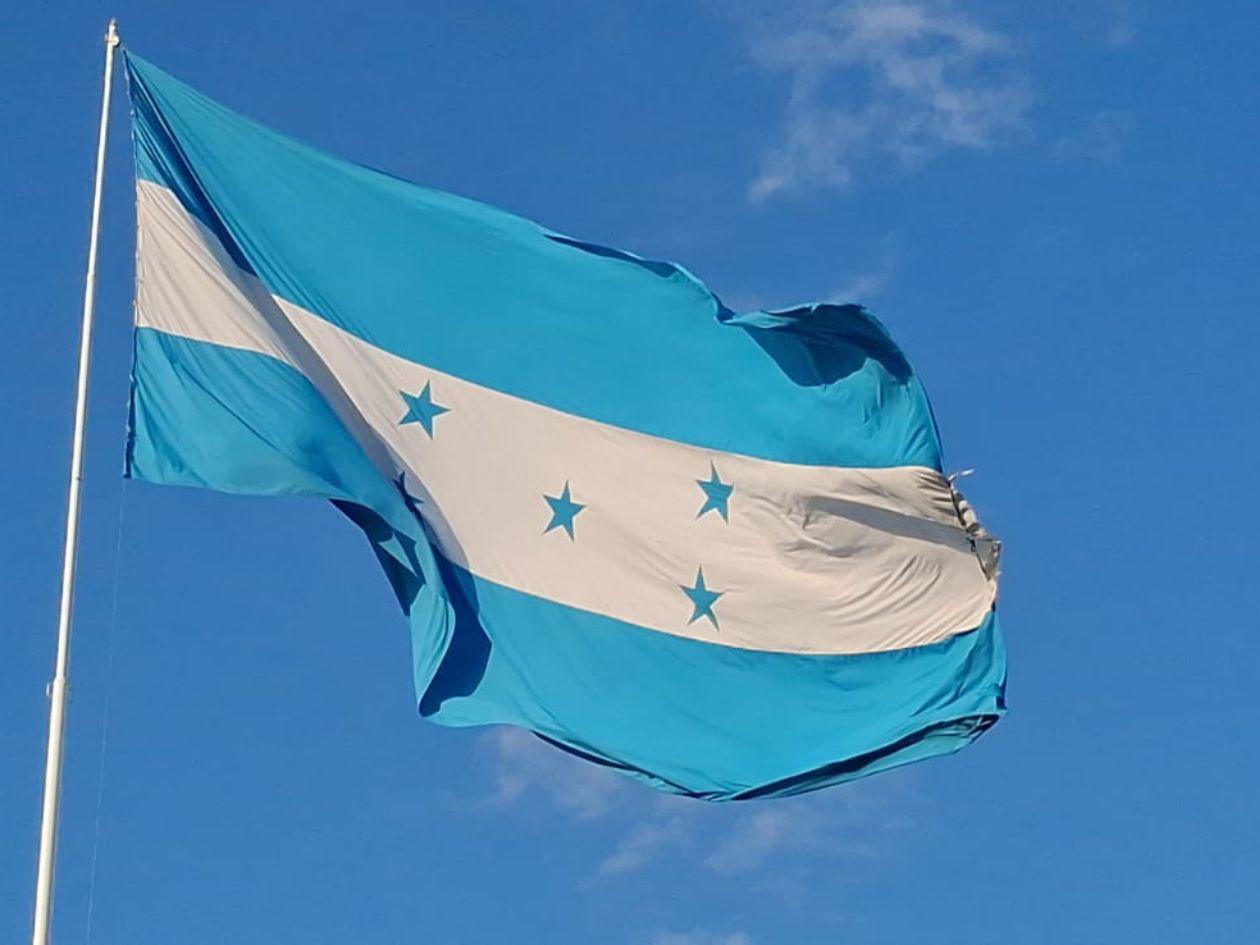 Honduras inicia sus fiestas patrias honrando a la Bandera Nacional