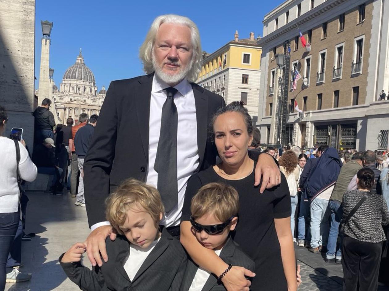 Assange acude con su familia al funeral del papa Francisco, al que agradece su apoyo