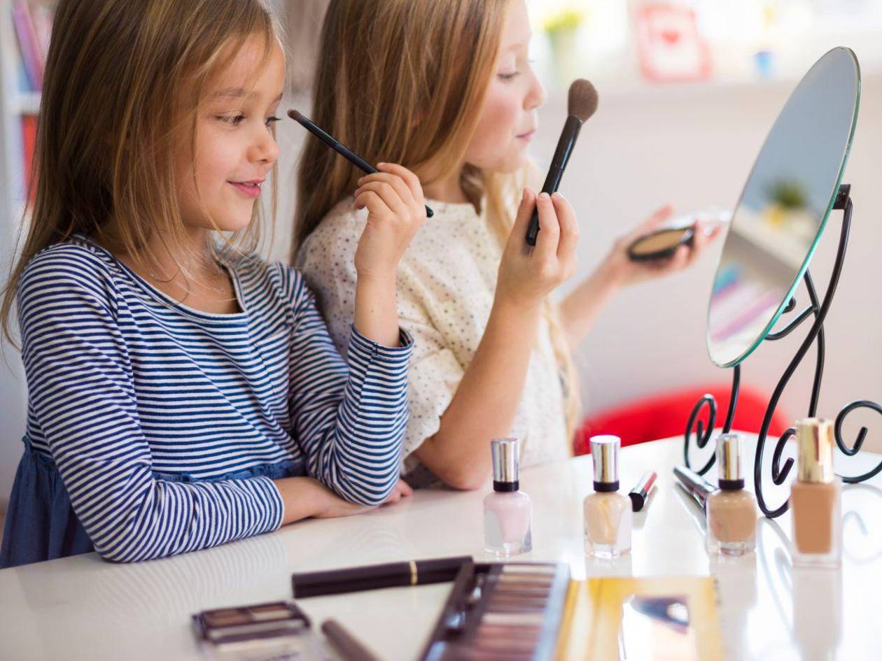 Preocupa a médicos aumento de niñas que usan cosméticos
