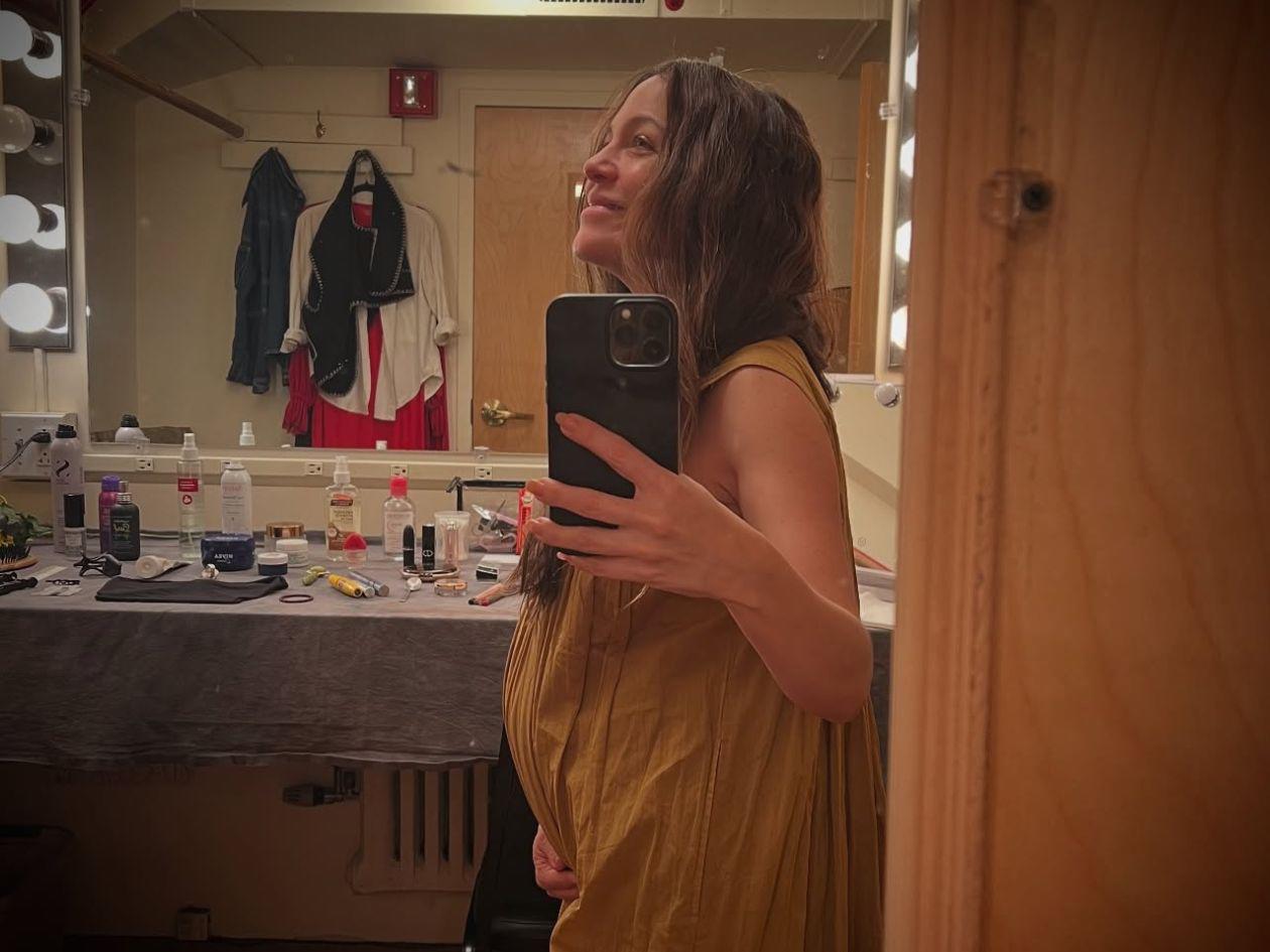 Con tiernas imágenes, Natalia Lafourcade anuncia que está embarazada