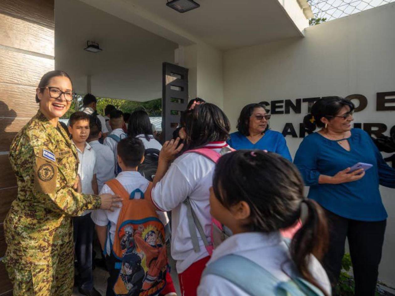 Escuelas públicas de El Salvador implementan medidas de orden y disciplina