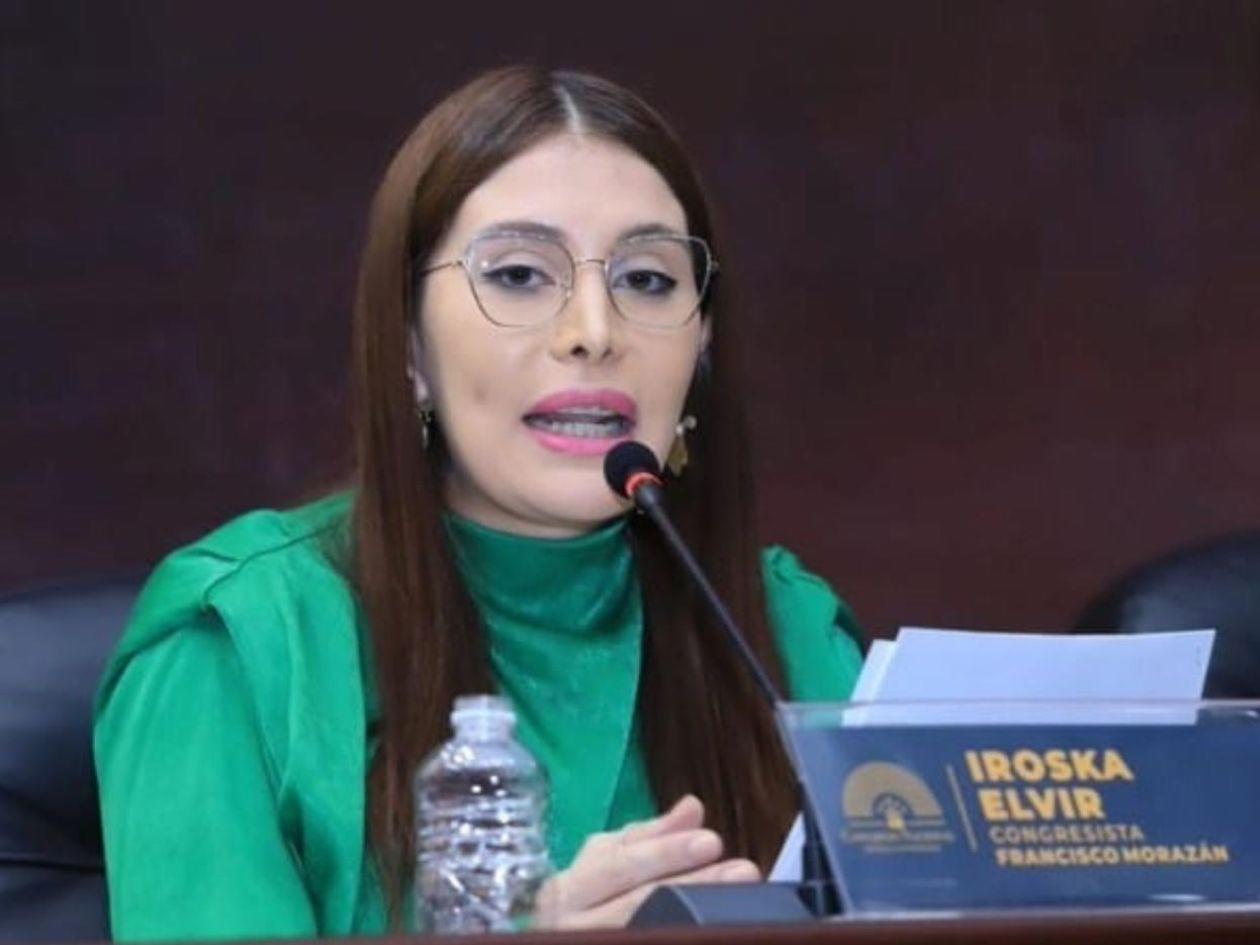 La imagen de Iroshka manejando una máquina pesada con un póster de Rixi Moncada está manipulada