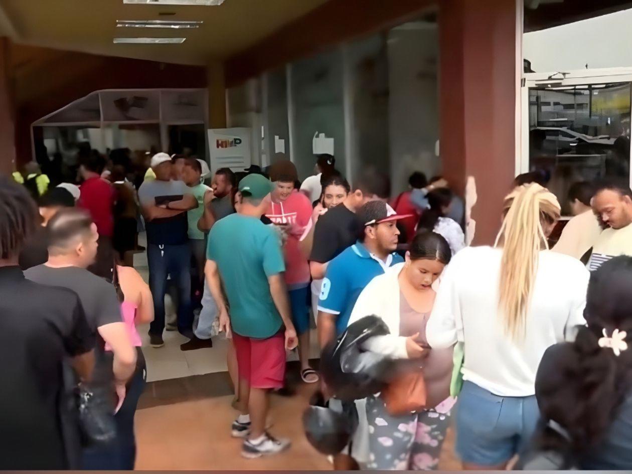 Largas filas en San Pedro Sula para reclamar el DNI antes de las elecciones