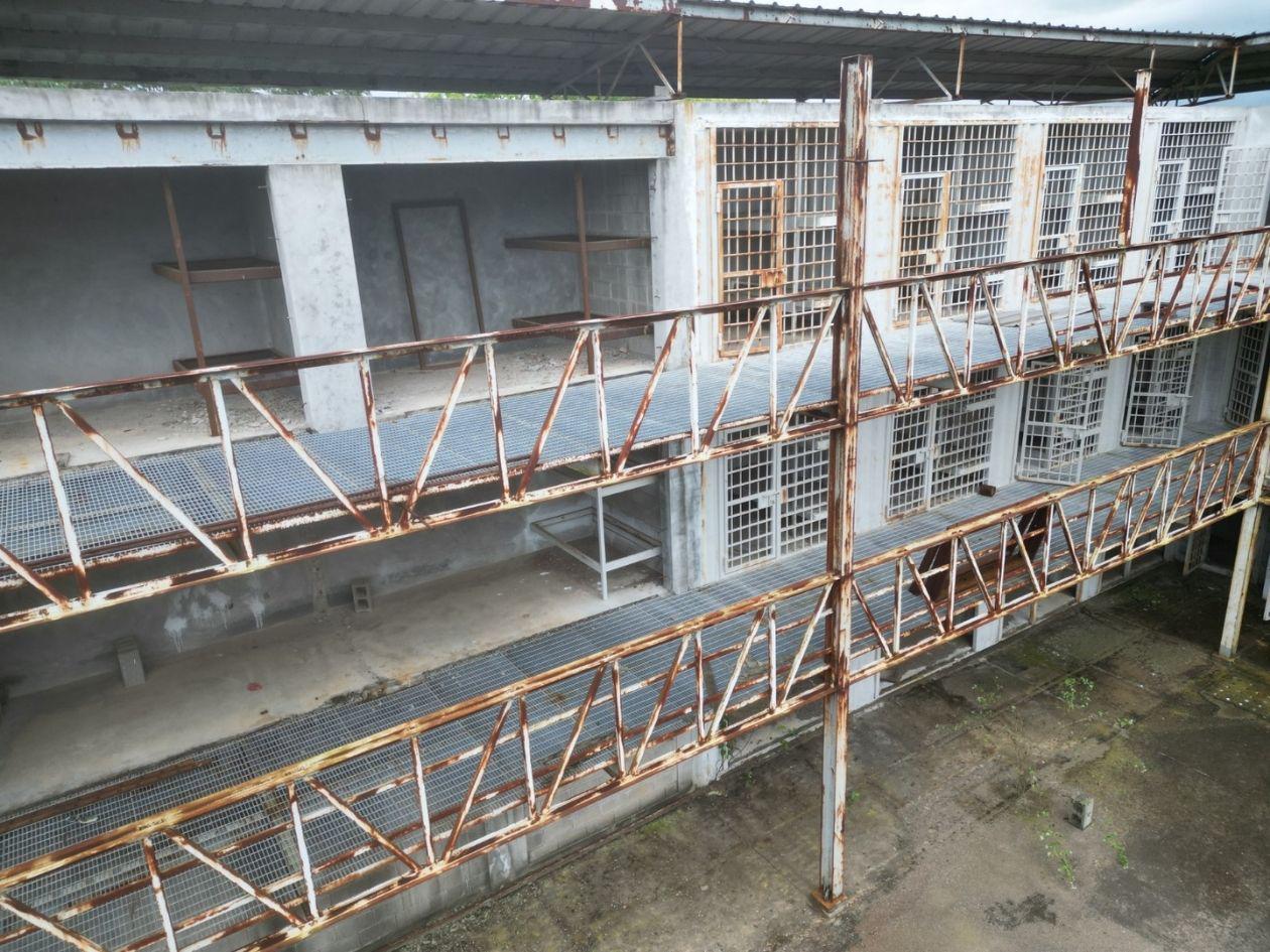 Fueron construidos seis módulos para las celdas y quedaron inconclusos.