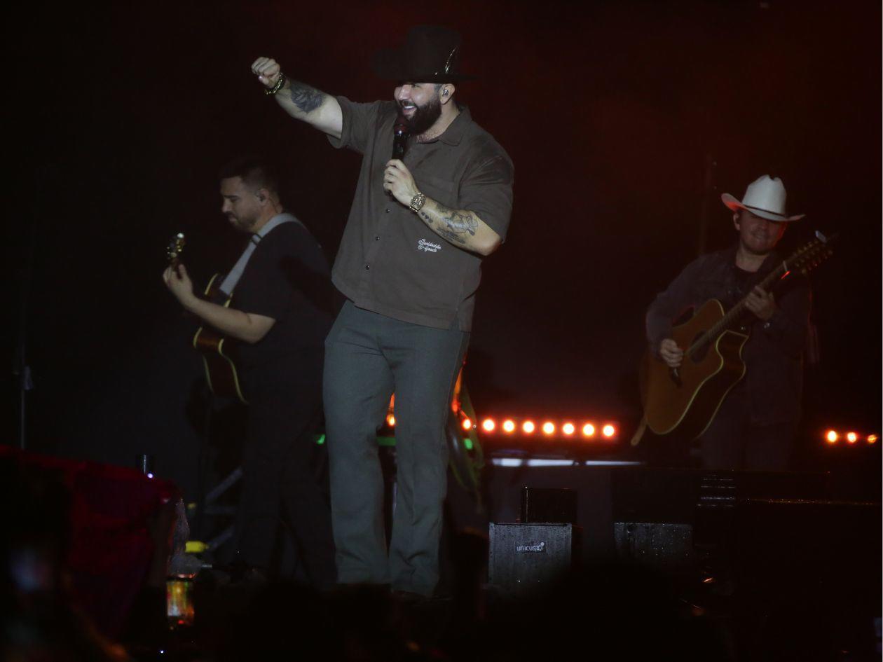 Carín León conquistó Tegucigalpa con su serenata para los dolidos