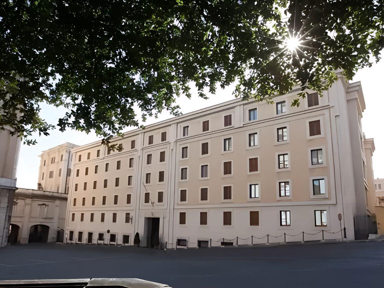 Cardenales van a almorzar antes de encerrarse en la Capilla Sixtina