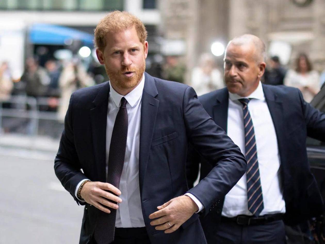 Asesores de Carlos III y el príncipe Harry negocian posible reconciliación