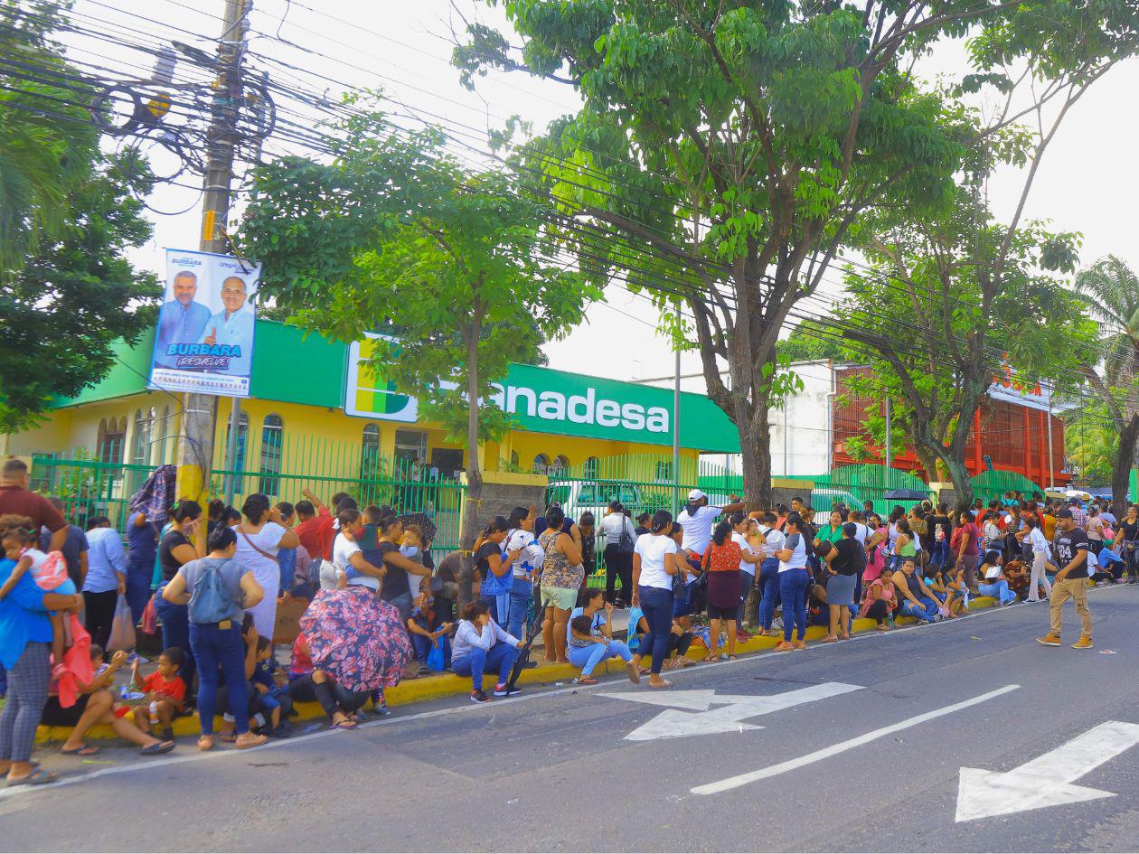 Largas filas en Banadesa por entrega del bono educativo en la zona norte