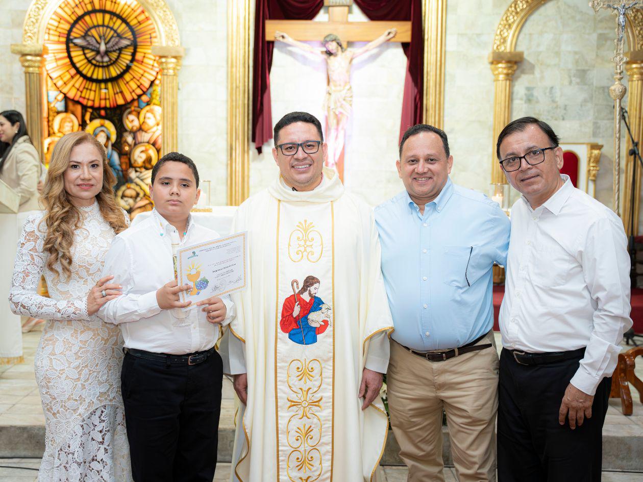 La Primera Comunión de Jorge Ozael Durón Guifarro en la Iglesia Espíritu Santo