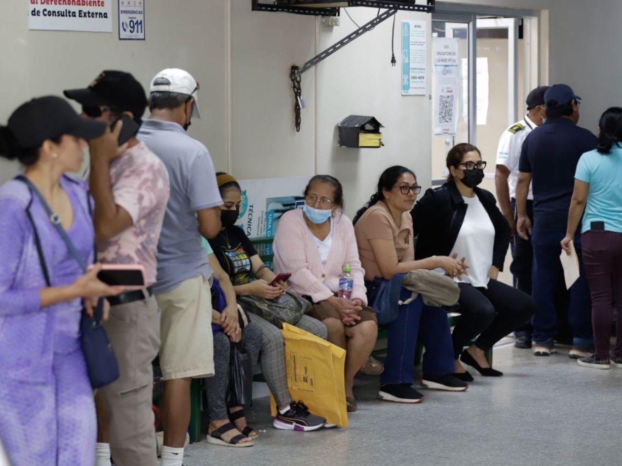 Se agrava la crisis: Dos médicos internistas renuncian al IHSS por falta de pago