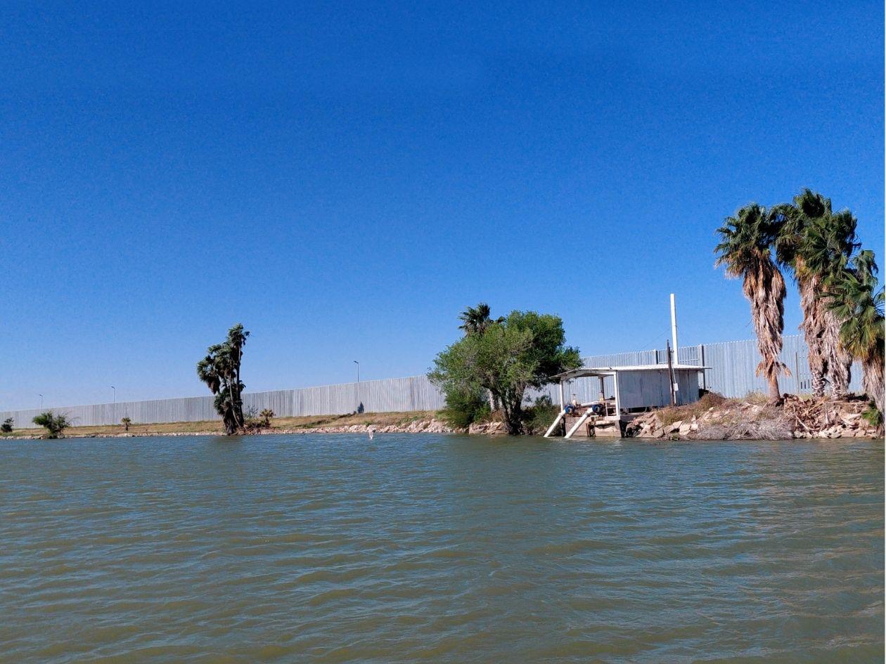 Rod Kise, portavoz de la CBP en McAllen, informó que este muro fue construido por parte de una empresa privada.