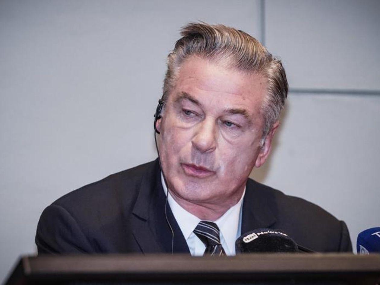 Familia de Halyna Hutchins critica la serie de Alec Baldwin y le exige declarar