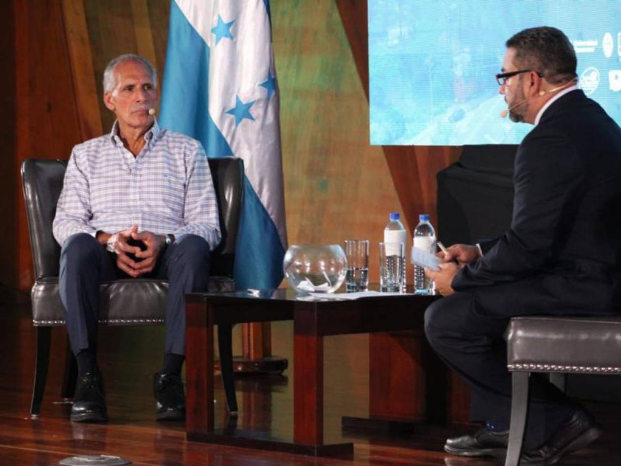 Nasry Asfura expone su visión de país en foro universitario de la Unah