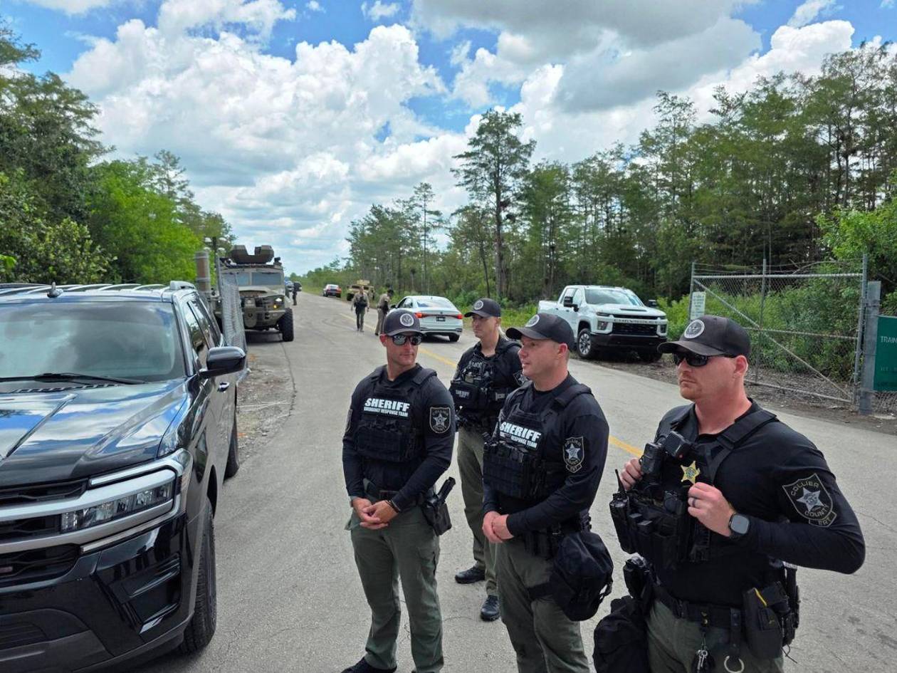 Migrantes en 'Alligator Alcatraz' son tratados como perros, denuncia reguetonero