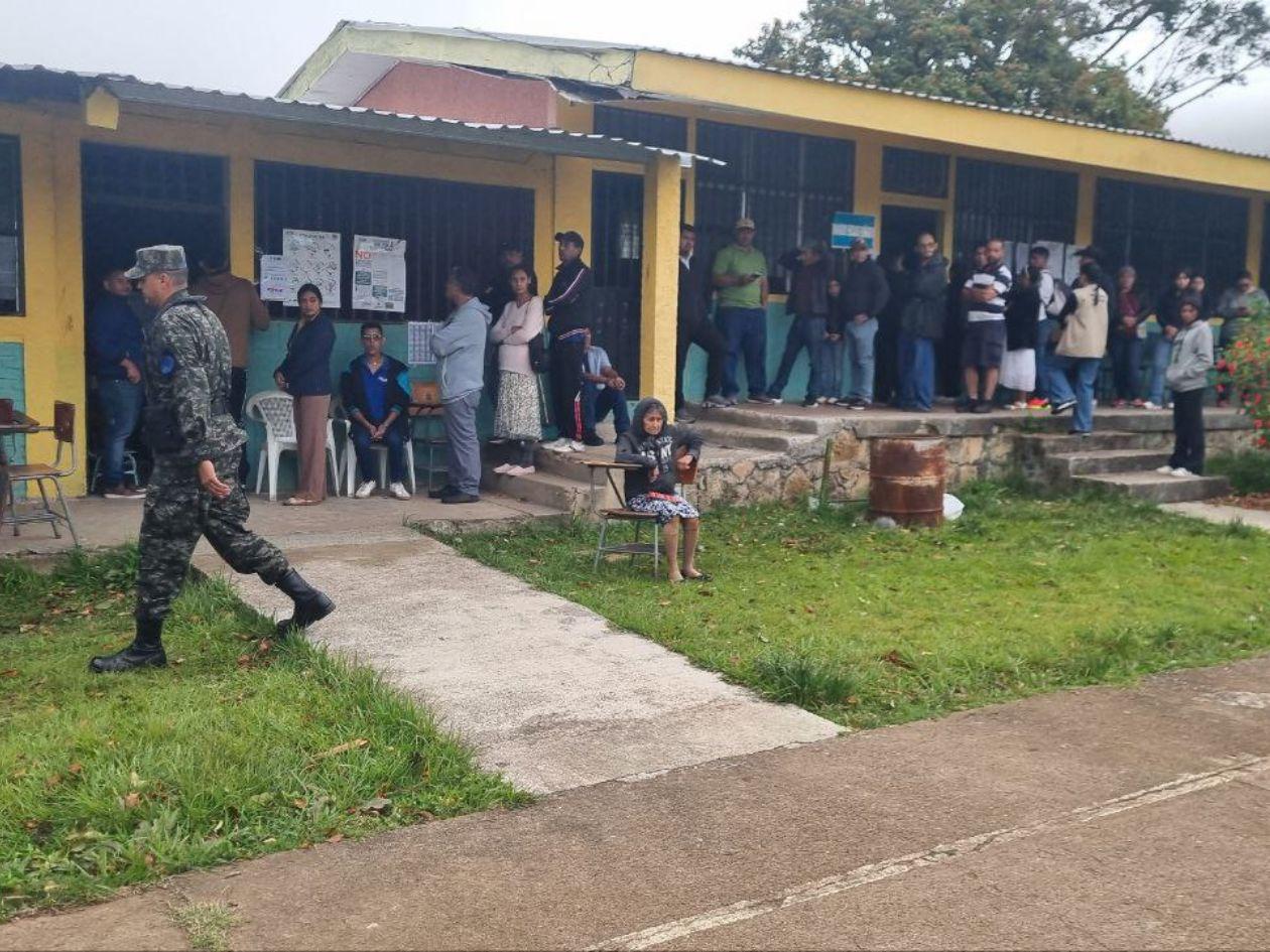 Santa Ana reporta alta participación y retrasos en apertura de urnas