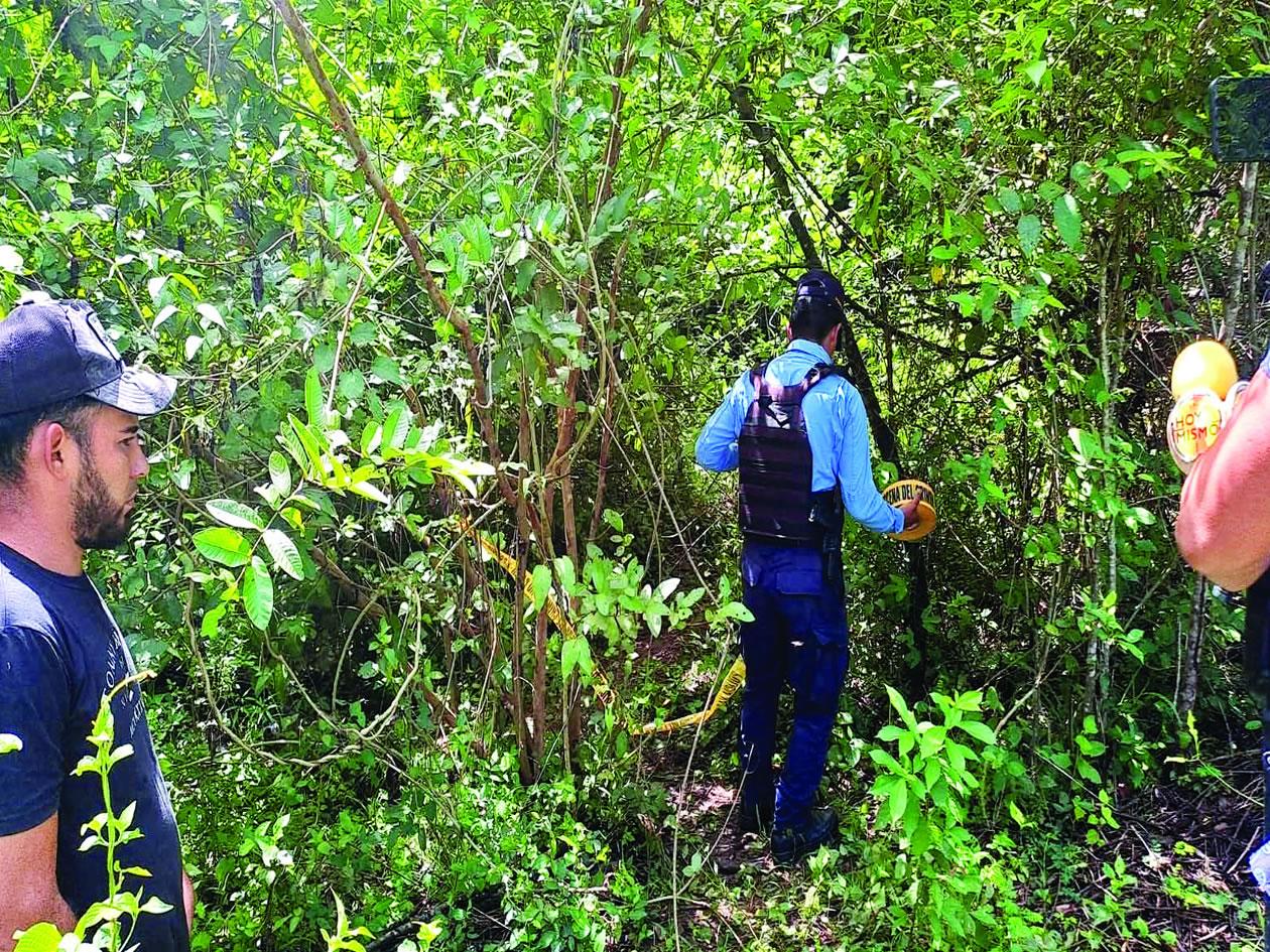 Hallan cuerpo de una mujer entre maleza en Santa Bárbara