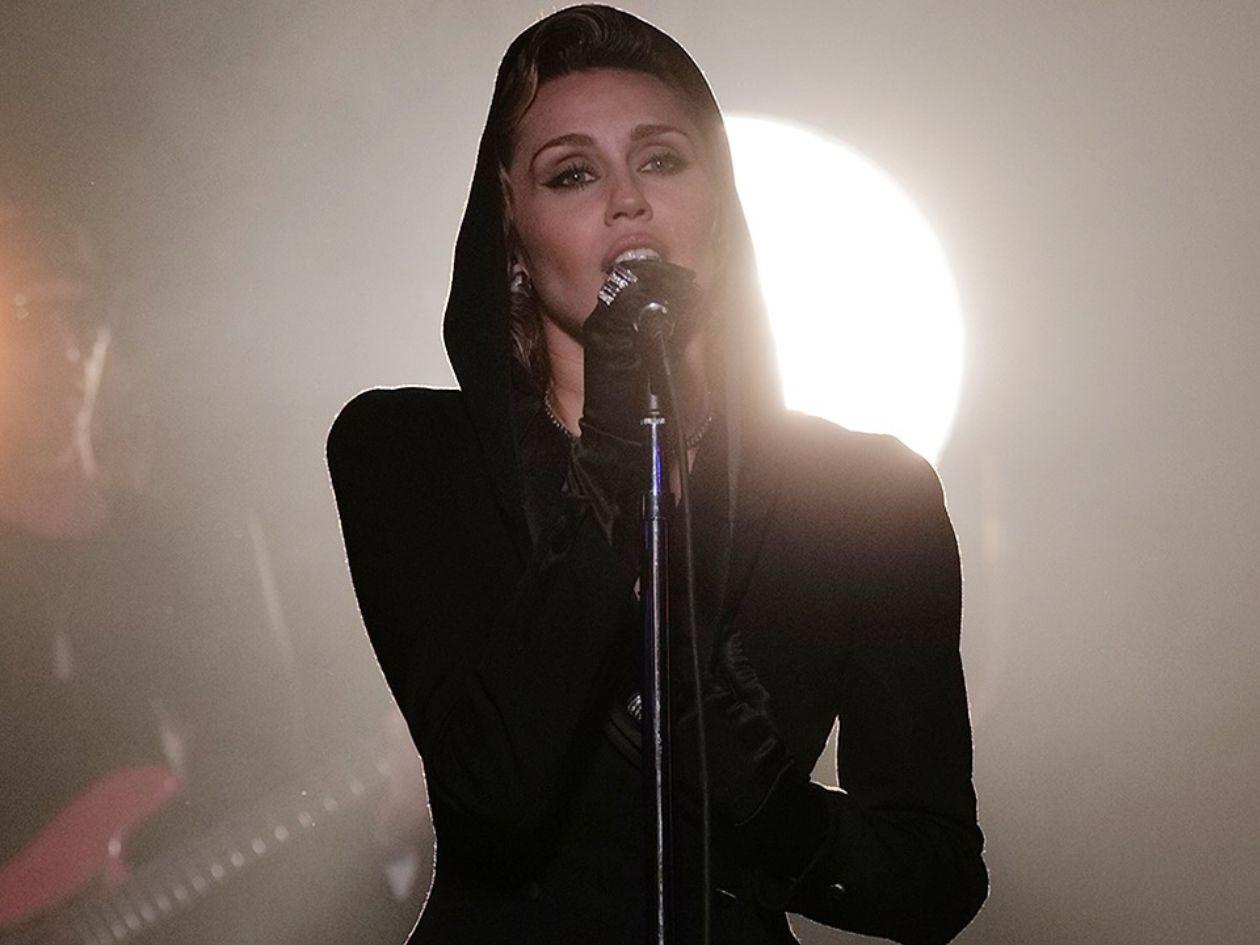 Miley Cyrus revela que sufrió una infección grave y que estuvo en UCI