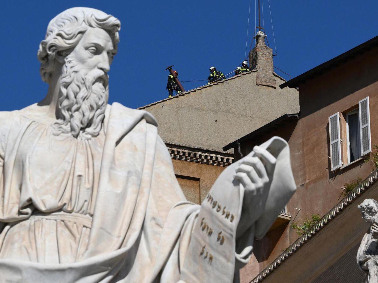 El Vaticano instala la chimenea que anunciará la elección del nuevo papa
