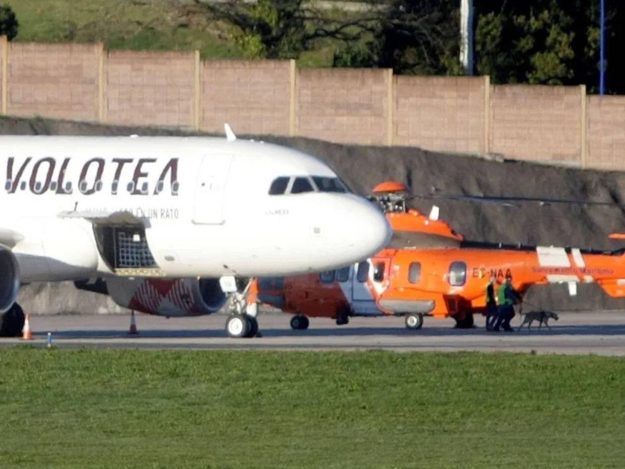 Un hombre muere succionado por el motor de un avión en Italia