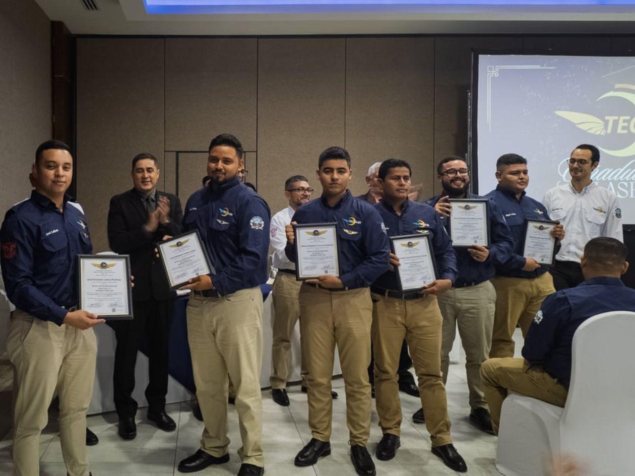 TECNAER gradúa a su primera promoción de técnicos aeronáuticos