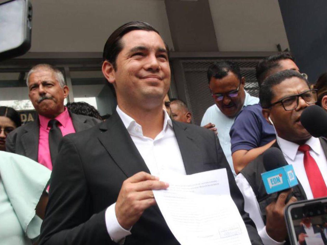 Octavio Pineda y Carla Paredes denuncian a Nasralla por calumnias