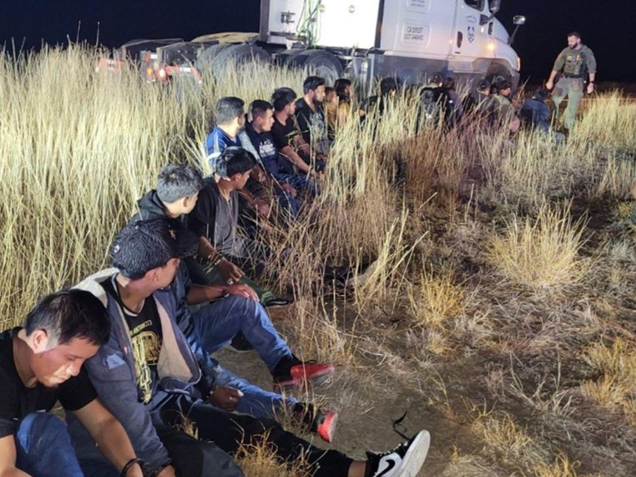 Detienen a 23 migrantres, incluidos hondureños, que iban escondidos en la cabina de un camión
