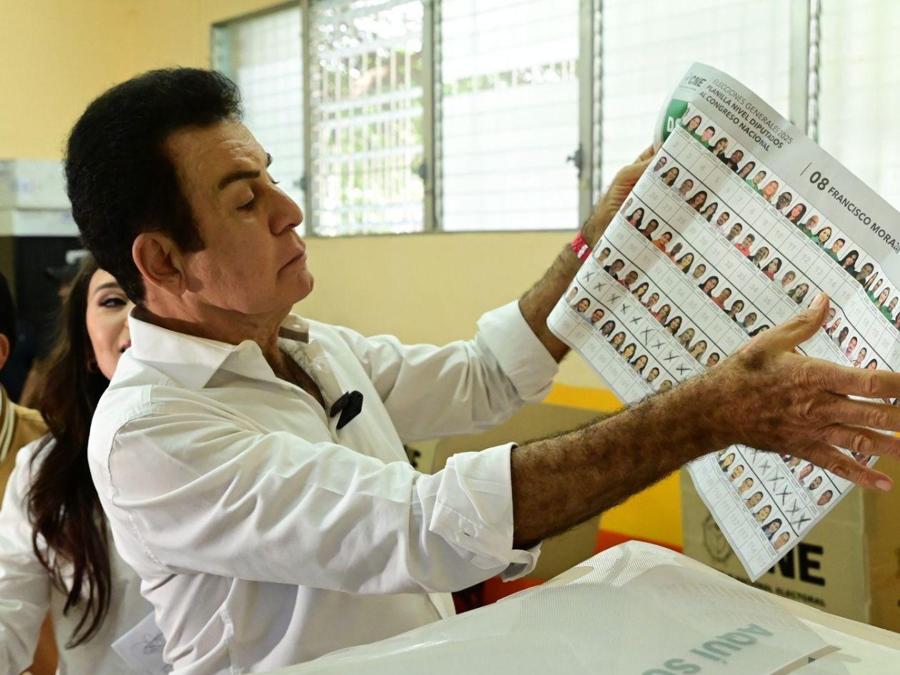 Nasralla dice que aceptará resultados del CNE si no detecta anomalías en actas del conteo