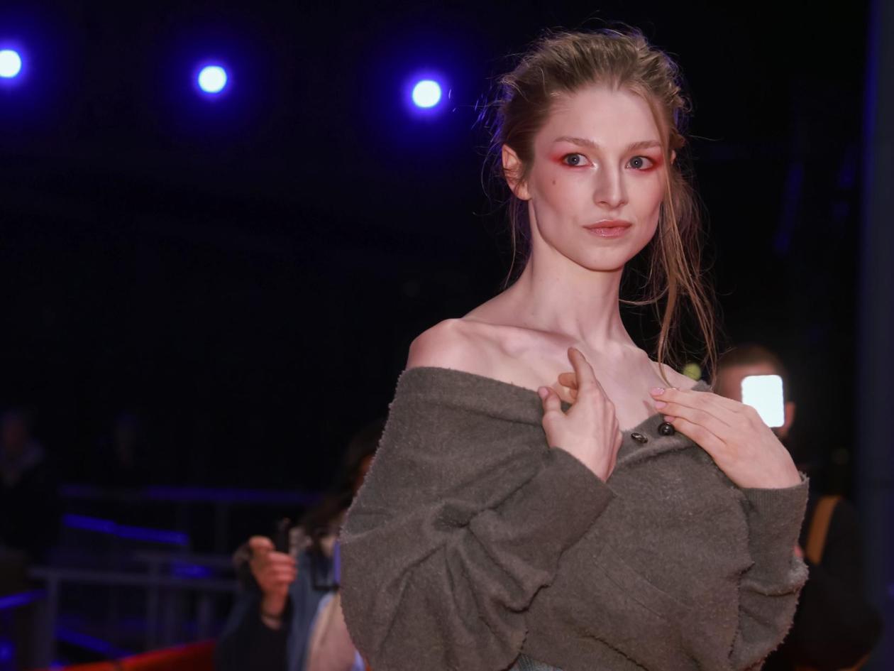 Actriz trans Hunter Schafer enfurece tras recibir un pasaporte nuevo con género masculino