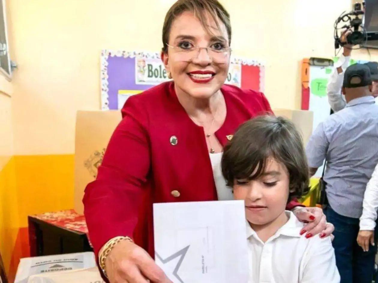 Imagen alterada muestra a Xiomara Castro votando por Salvador Nasralla