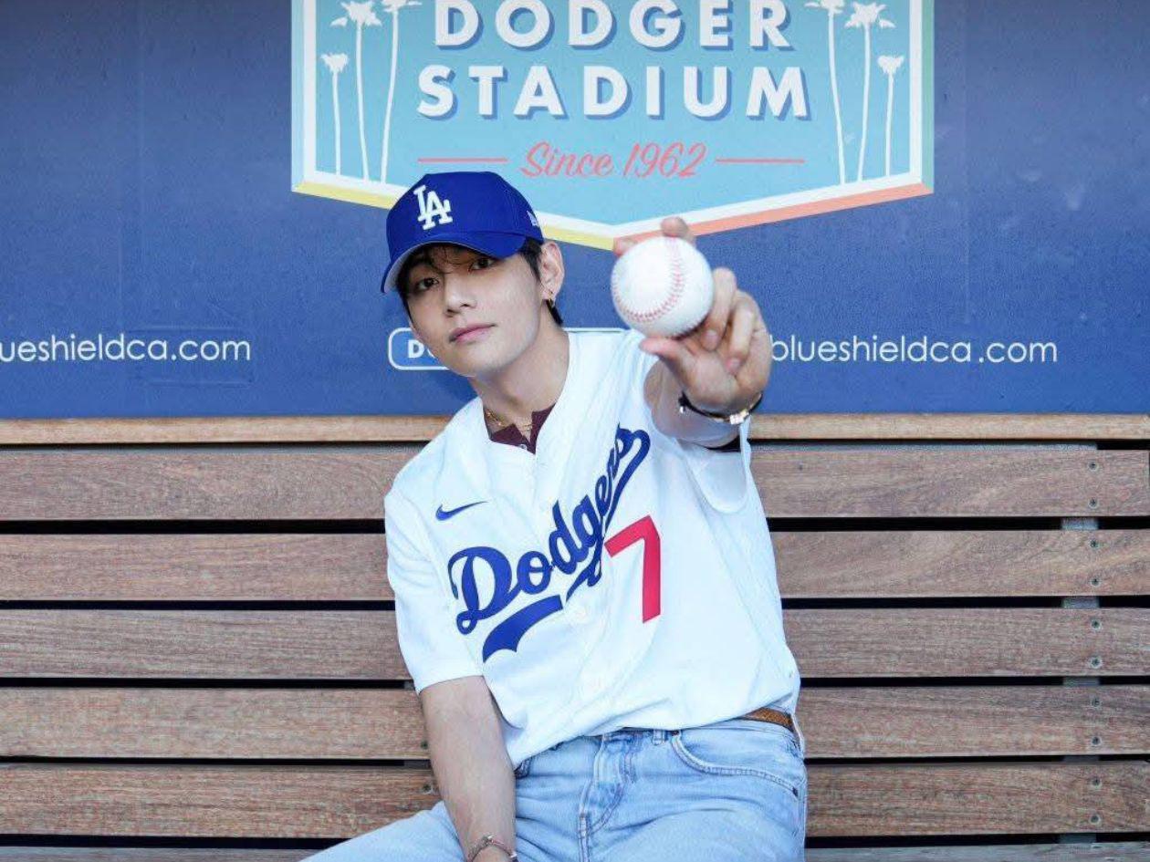 Taehyung de BTS lanza la primera bola en juego de los Dodgers