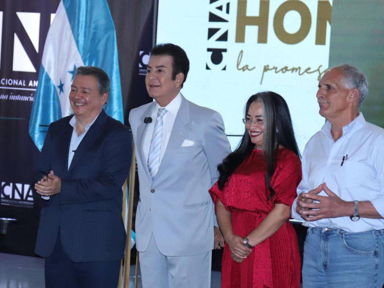 Foto manipulada muestra a tres candidatos con cartel de apoyo a Rixi Moncada