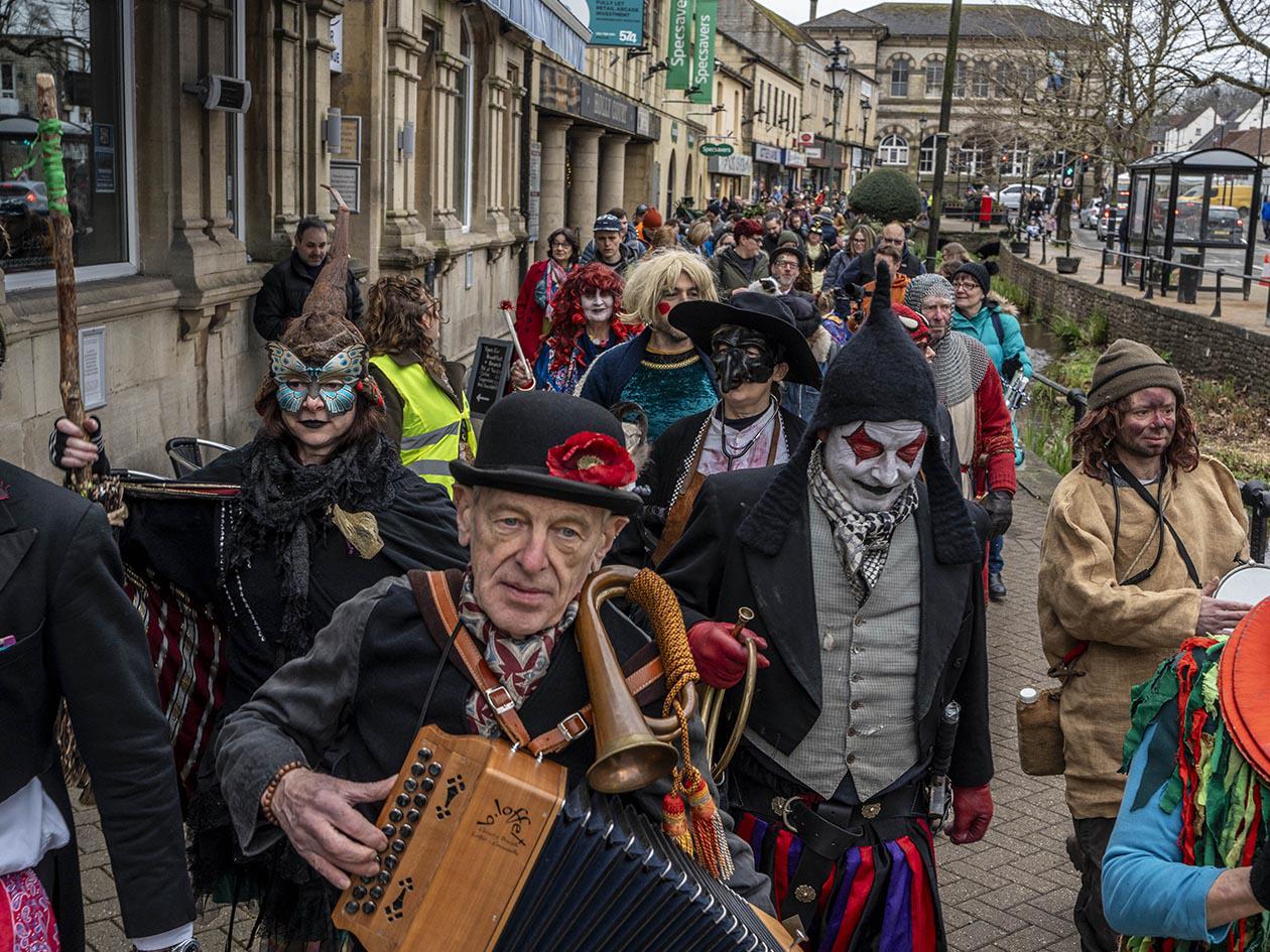 El wassailing: un ritual inglés para bendecir las manzanas