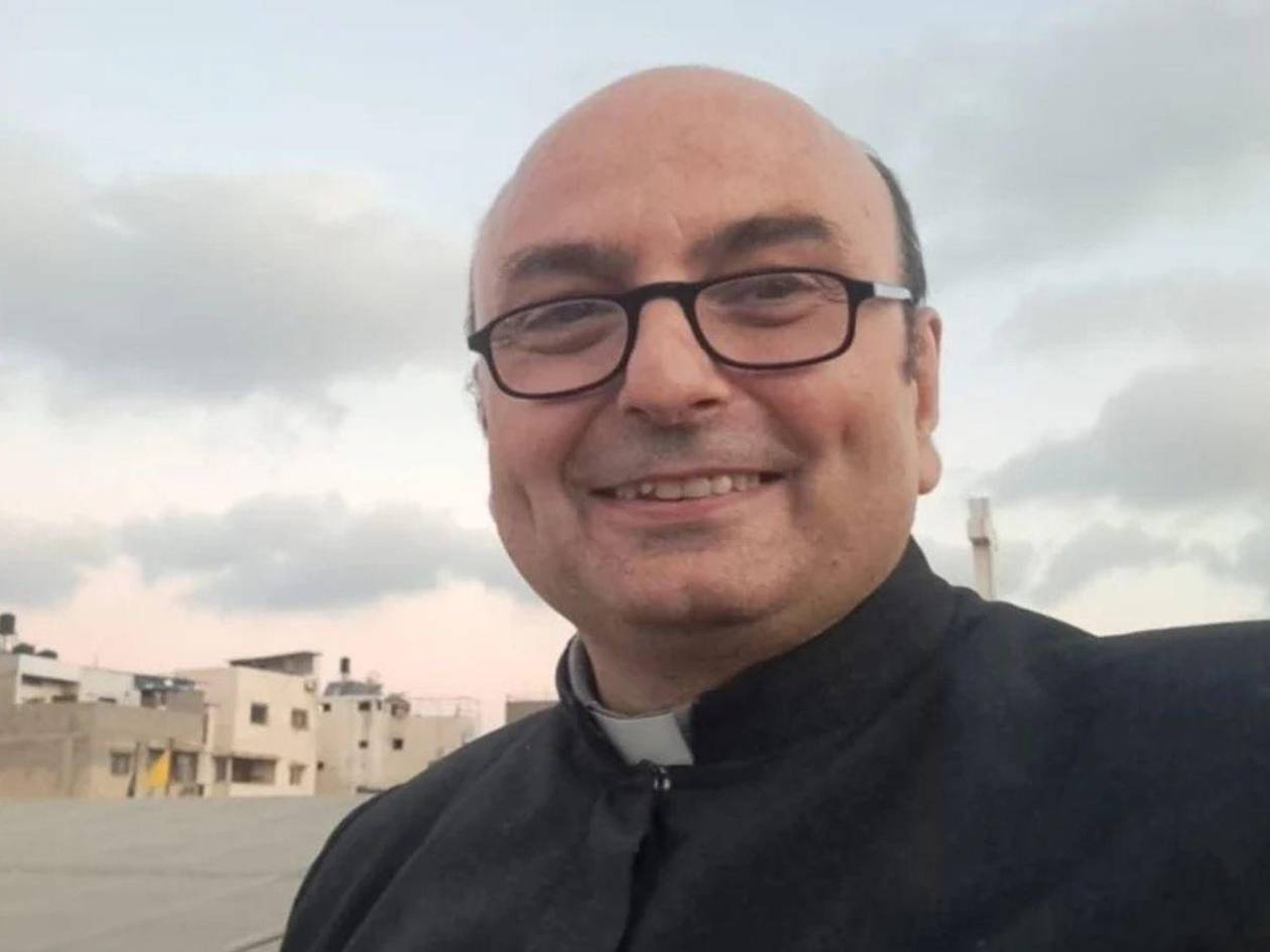 Romanelli, el sacerdote que hablaba con Francisco desde Gaza, herido en bombardeo
