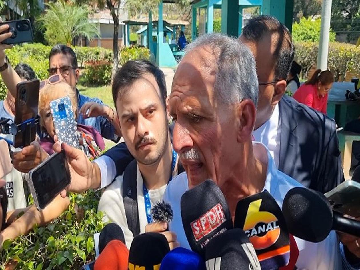 Nasry “Tito” Asfura llega a votar a la UPNFM en Tegucigalpa