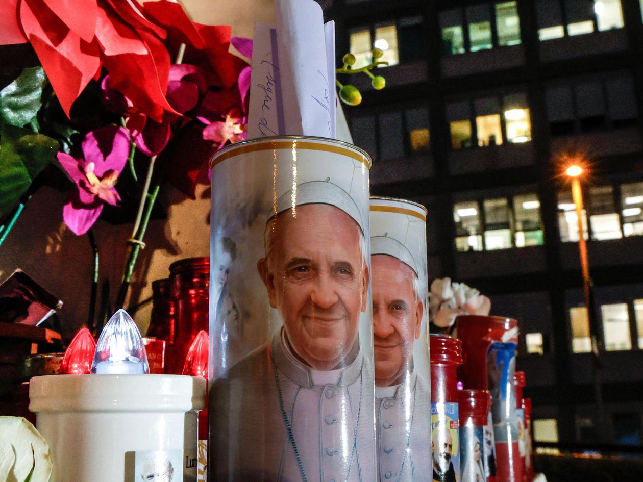 El papa sufre una crisis respiratoria y permanece en estado crítico