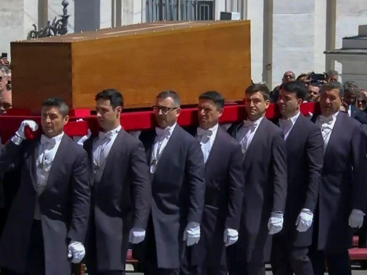 Papa Francisco fue sepultado en ceremonia privada ante el camarlengo y su familia