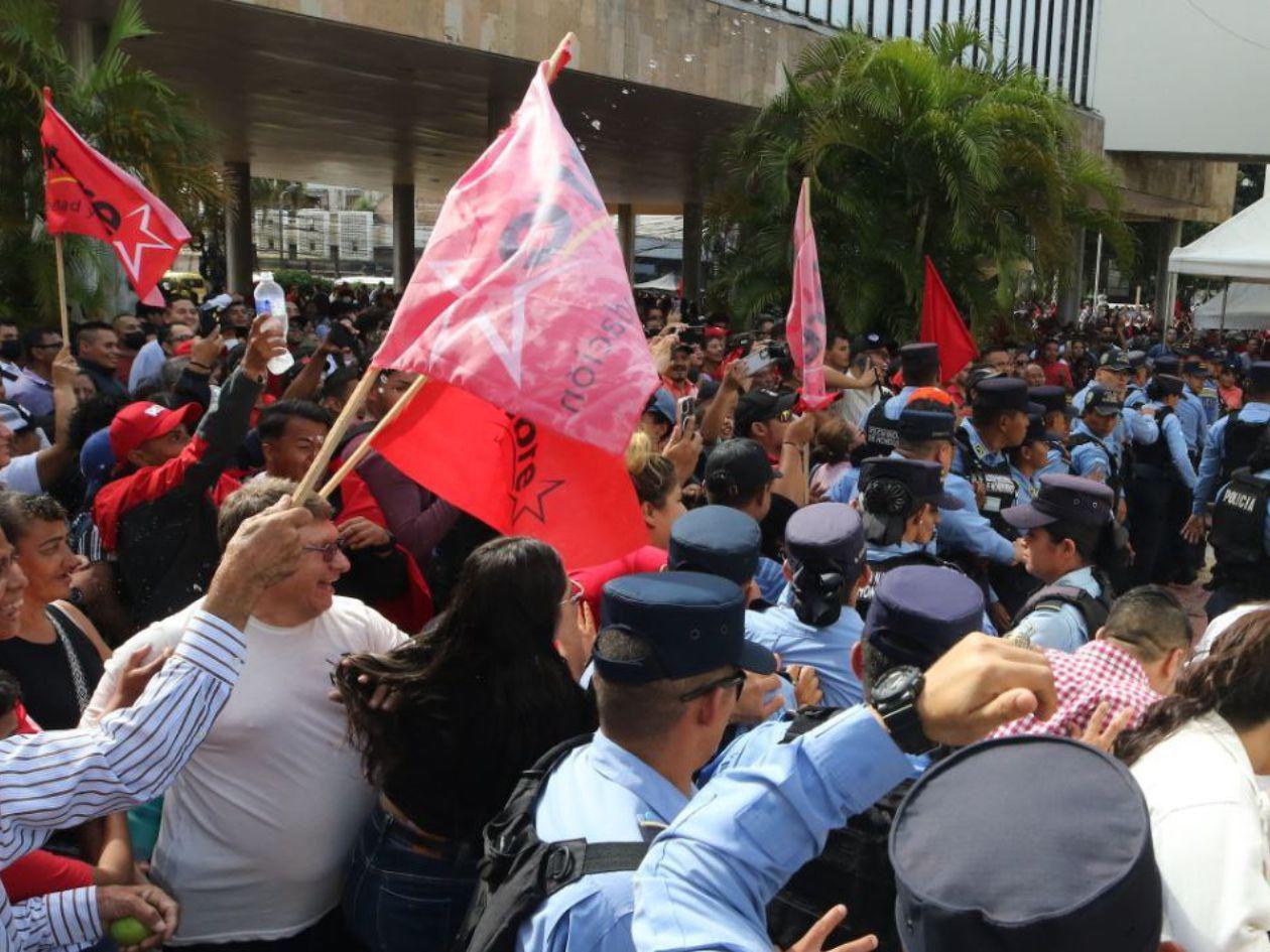 Esta supuesta publicación en un periódico sobre que Honduras enviará colectivos de Libre a Venezuela para defender a Maduro es falsa