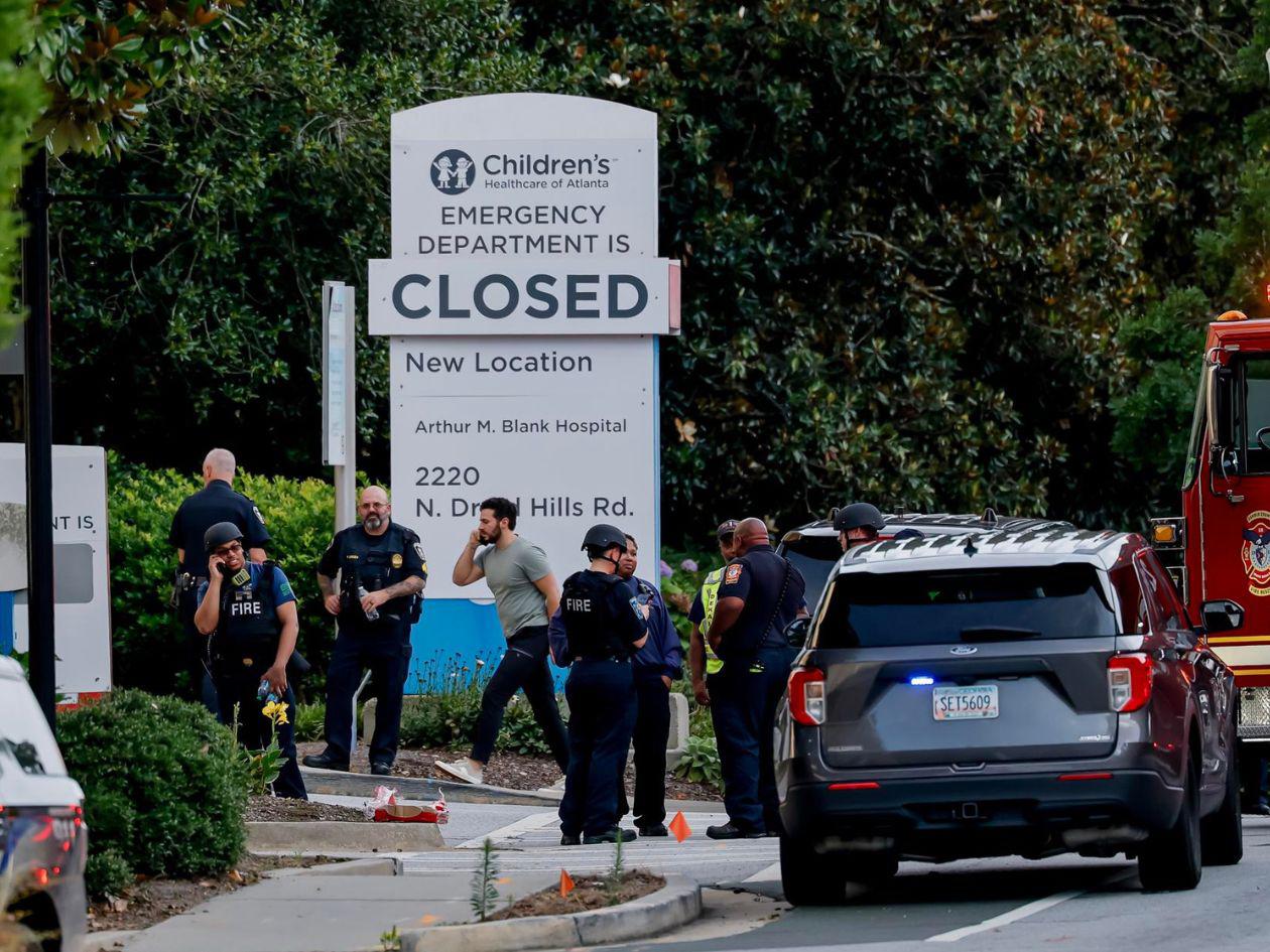 Muere policía tras tiroteo dentro de campus universitario en Atlanta